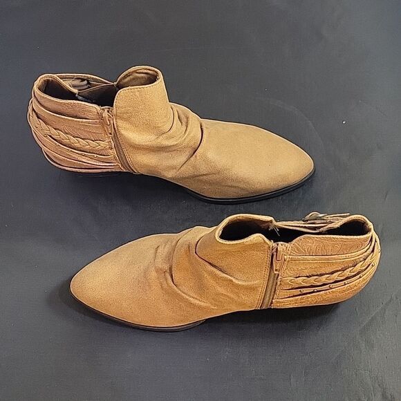 BRAND NEW COMFORT POINTED TOE ANKLE ACCENT AND RUCHED DETAILING ZIP CLOSURE BOOT - Picture 7 of 12